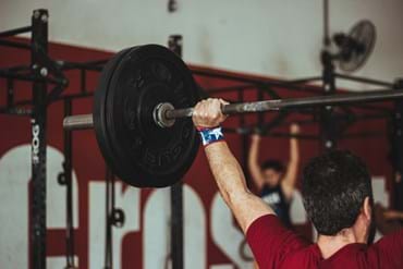 What causes shoulder pain when lifting weights and how to fix it?